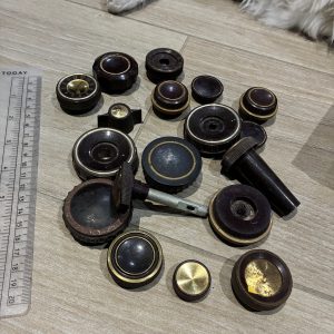 Assortiment de boutons marron / liseré doré